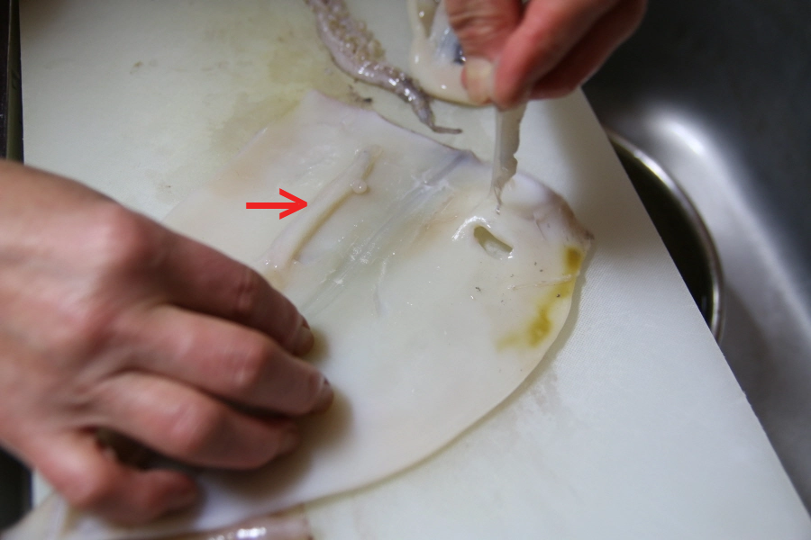 오징어 몸통 손질 모습