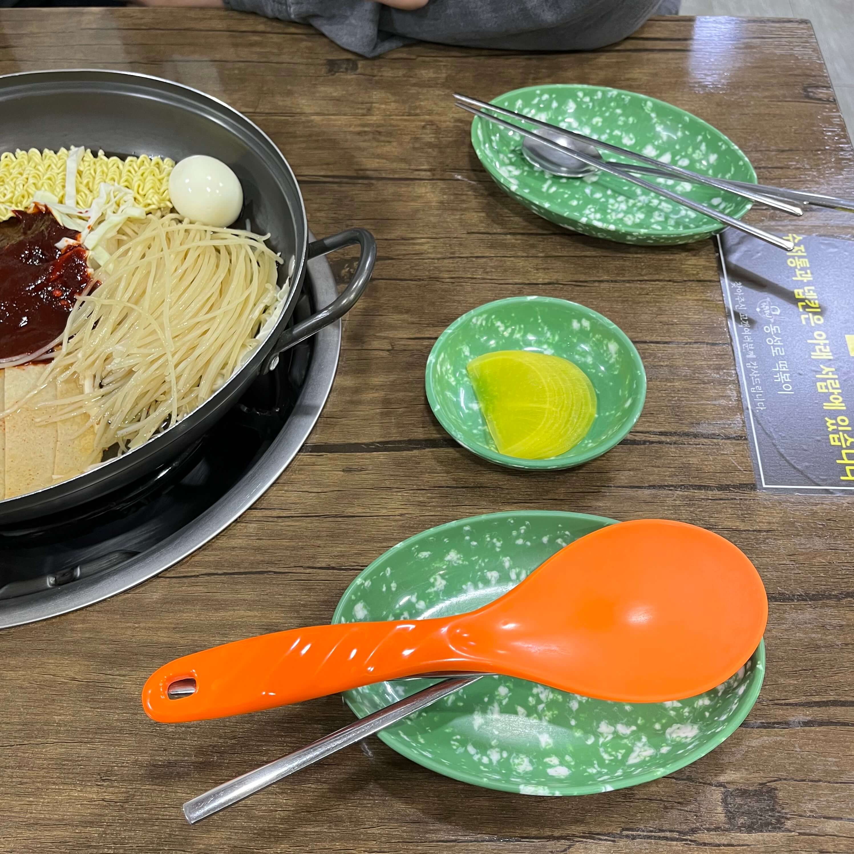 대구 동성로 즉석 떡볶이 - 동성로 떡볶이 - 떡볶이 맛집 - 내돈내산 - 내부 - 테이블 세팅