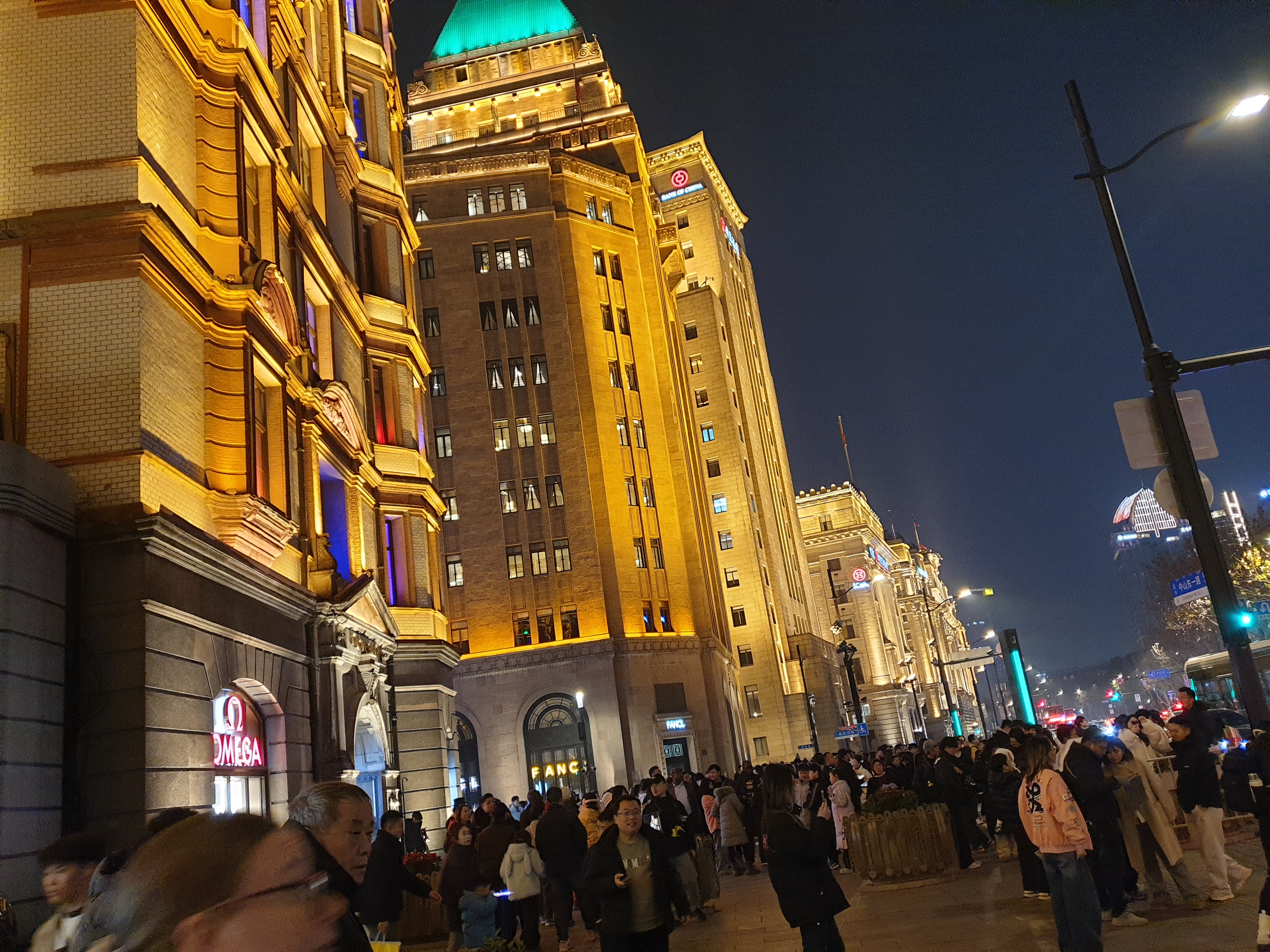 캄캄한 밤하늘에 조명으로 밝게 빛나는 근현대 서양식 건물