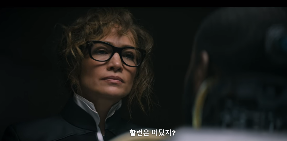 카스카를 심문하는 아틀라스