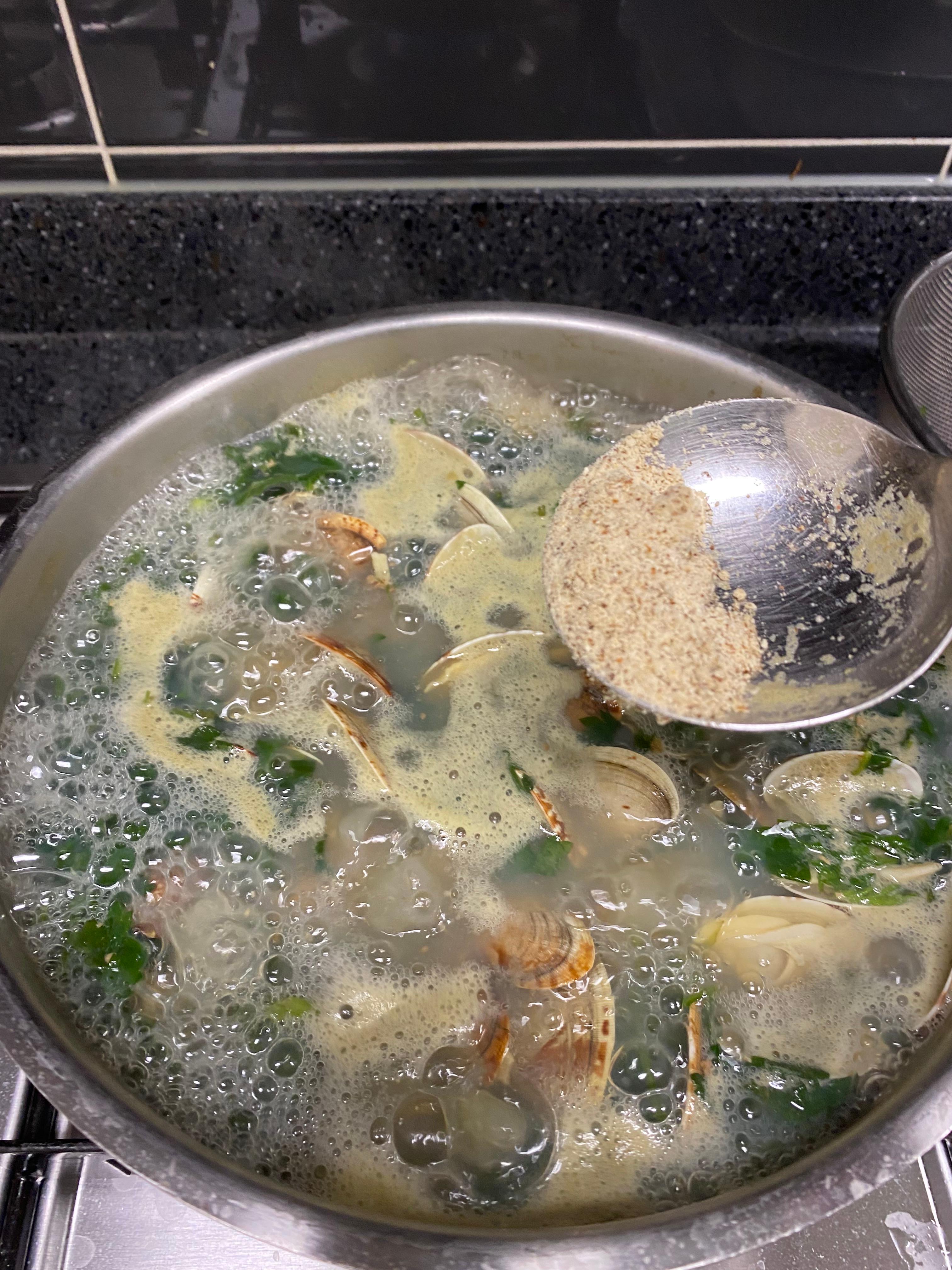 들깨가루 넣는 모습