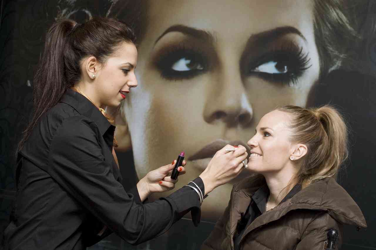 화장 하는 여성 사진