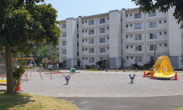 일본의 UR아파트 사진 아파트 앞에 조그마한 놀이터가 있다.