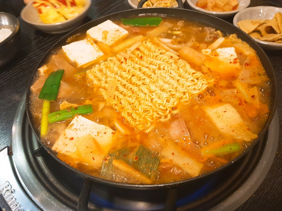 어디로 튈지 몰라 서울 성북구 하월곡동 사골육수 부대찌개 상호명 위치