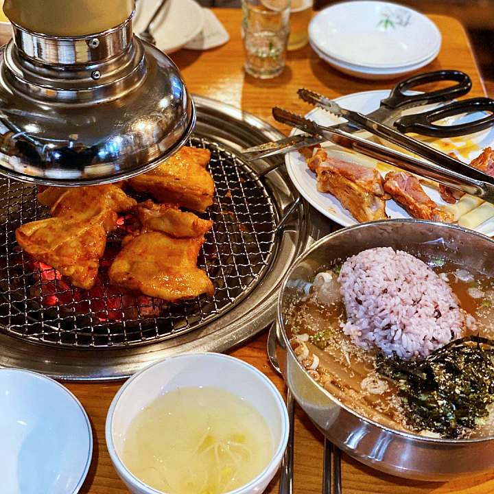 백반기행 박은영 편 숯불 닭갈비 닭목살 닭발 비빔 막국수 묵밥 관악 신림 맛집 소개