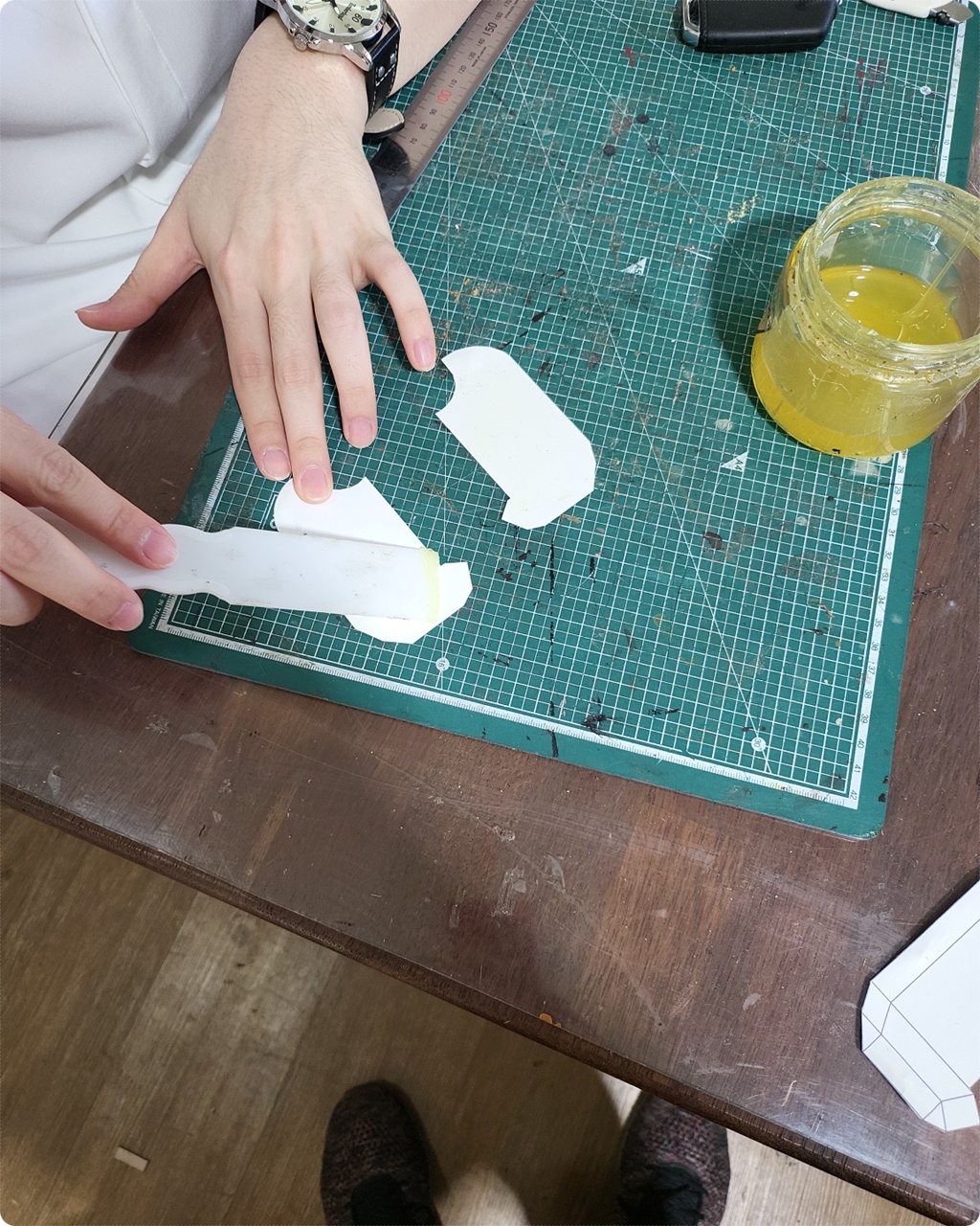 패턴에 본딩해주고 있어요~