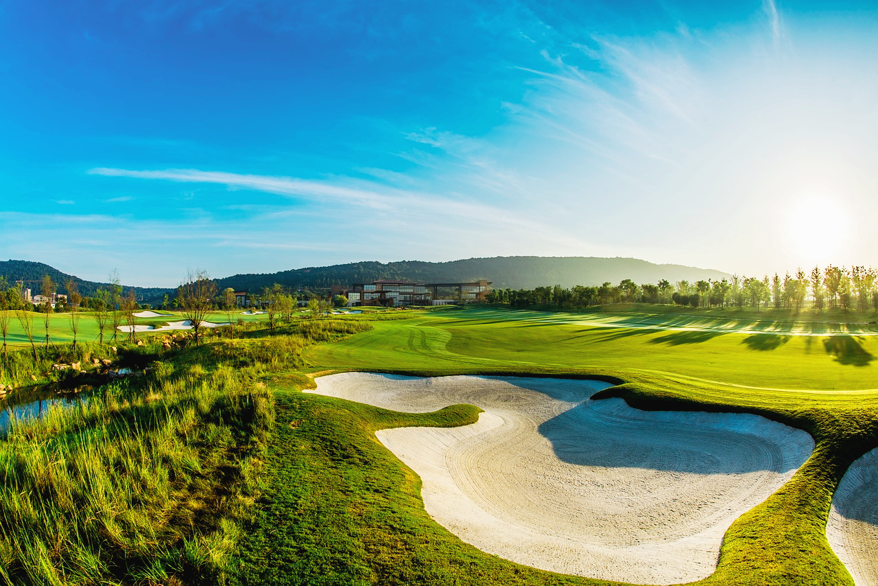 골프 그린 석양 푸른하늘