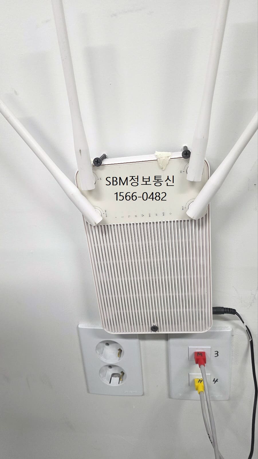 벽면 포트를 활용하여 메인 무선 공유기를 안정적으로 거치하고 꼼꼼하게 라벨링을 진행했습니다.