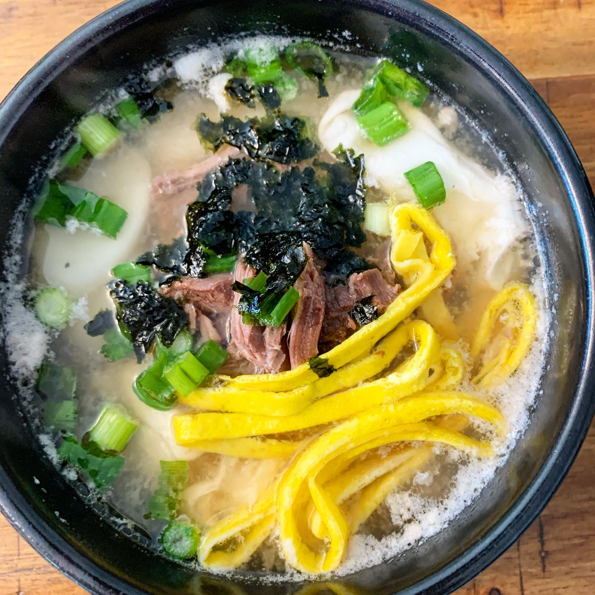 육수에 따라 맛이 달라지는 떡국