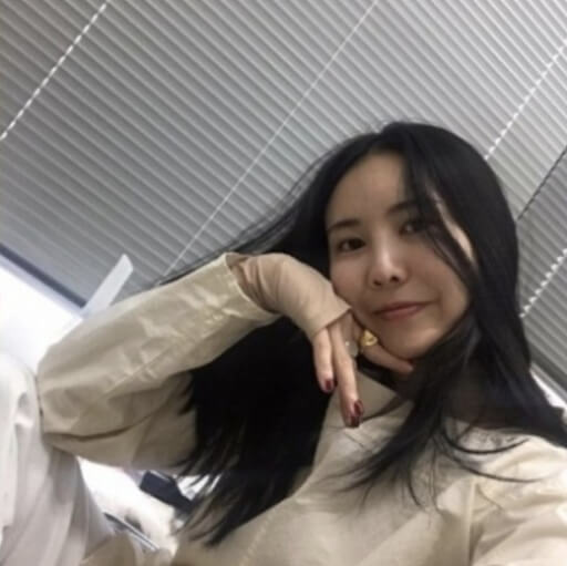 손을턱에대고있는-긴머리여성의모습