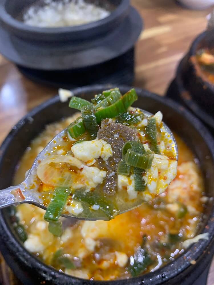 작게 잘라져있는 순두부 속의 소고기