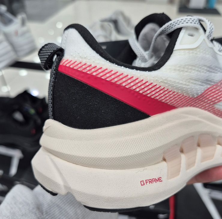 슈퍼 폼 미드솔과 G-FRAME 기술이 적용된 프로스펙스 듀플렉스 GF