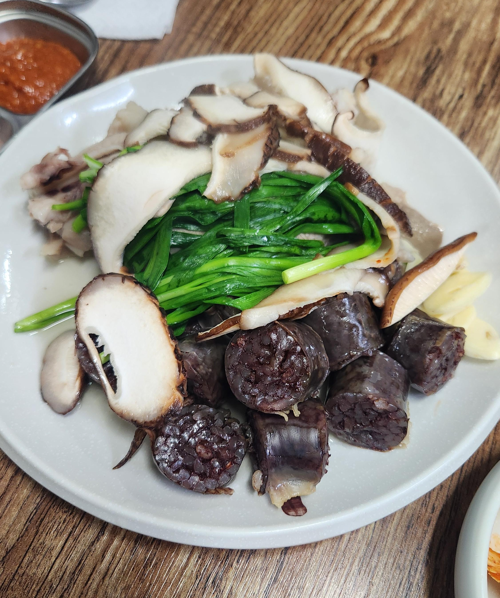 웃장 국밥 수육