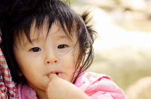 손가락을 빠는 것