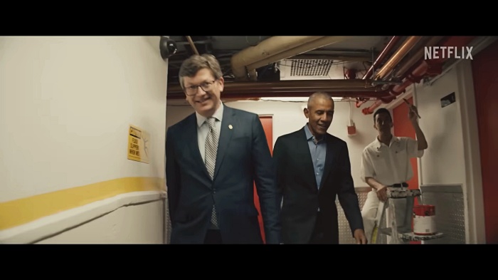 호텔-복도를-걷고-있는-오바마