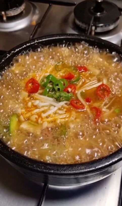 30대 요리 초보자를 위한 된장찌개 레시피 - 된장찌개 레시피 재료 - undefined - 고춧가루 1큰술과 참치액을 1스푼 넣어줍니다. 30대 요리 초보자를 위한 된장찌개 레시피 - 된장찌개 레시피 재료 - undefined - 고춧가루 1큰술과 참치액을 1스푼 넣어줍니다.