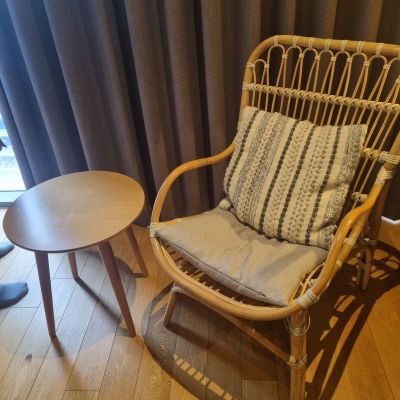 수페리어-그린-더블-룸-의자