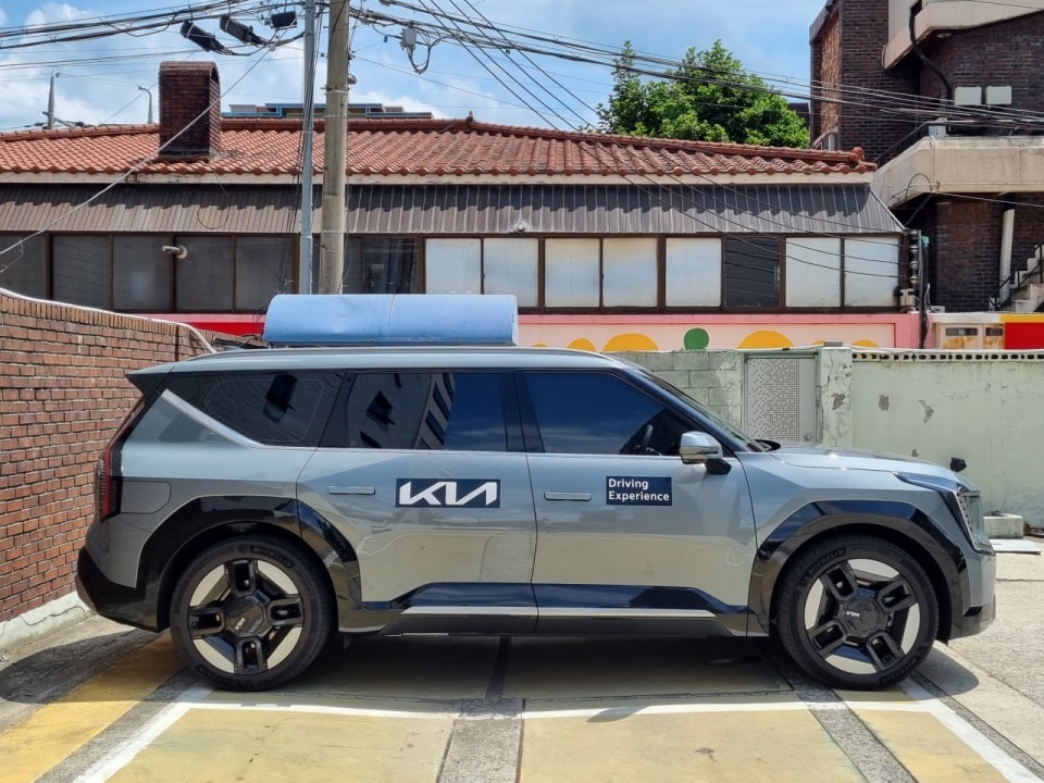 EV9 옆모습입니다.