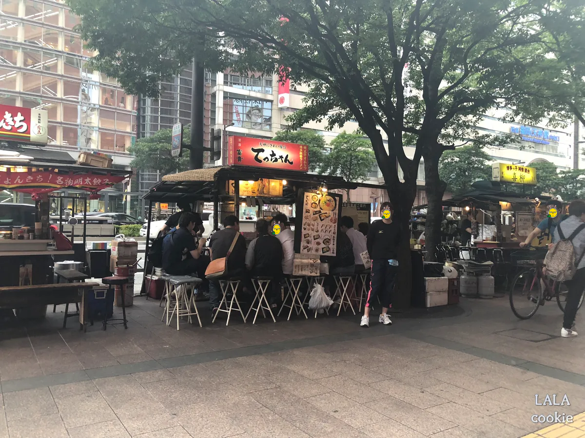 후쿠오카-텐진-다이마루-백화점-포장마차-거리-야타이-후기-포장마차-외관-불켜진-메뉴판