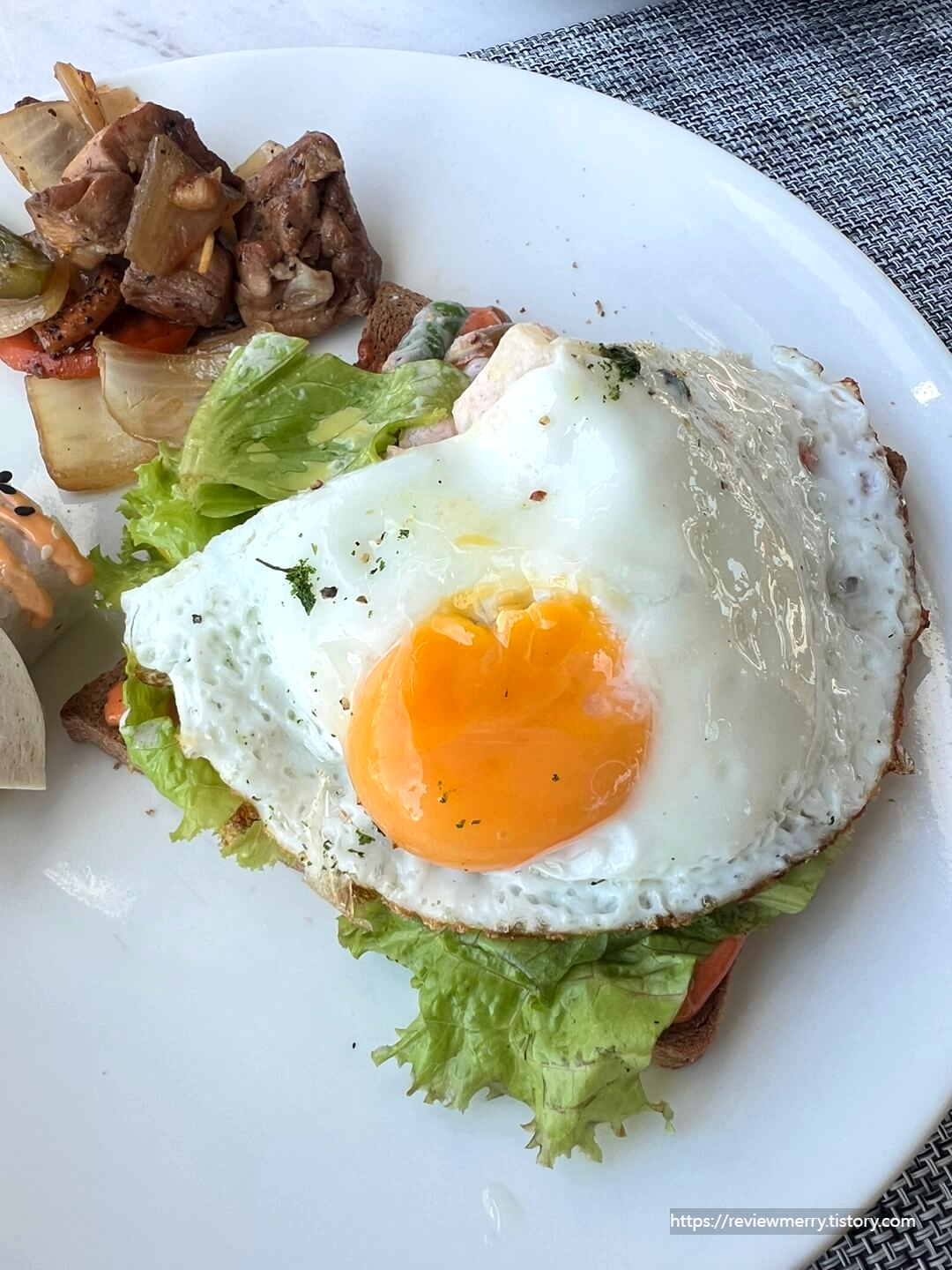 계란후라이 얹은 샌드위치