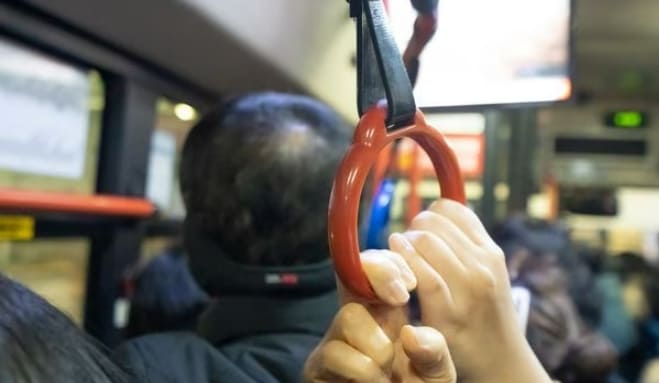 새벽 첫차로 출근하는 열혈 직장인들..."힘든 것 보다 보람 더 느껴" ㅣ 새벽 첫 버스 지하철은 몇시?