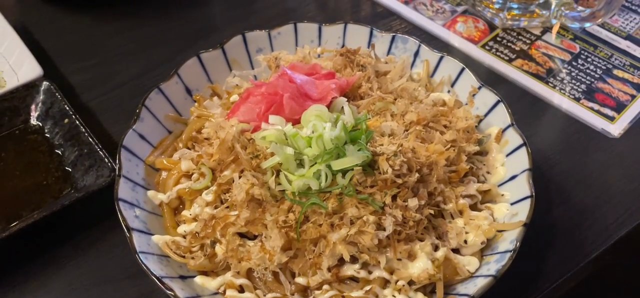탄수화물이 당길 때쯤 나온 볶음우동이에요. 짭짤달달한 양념이 맥주랑 잘 어울릴 것 같아요.