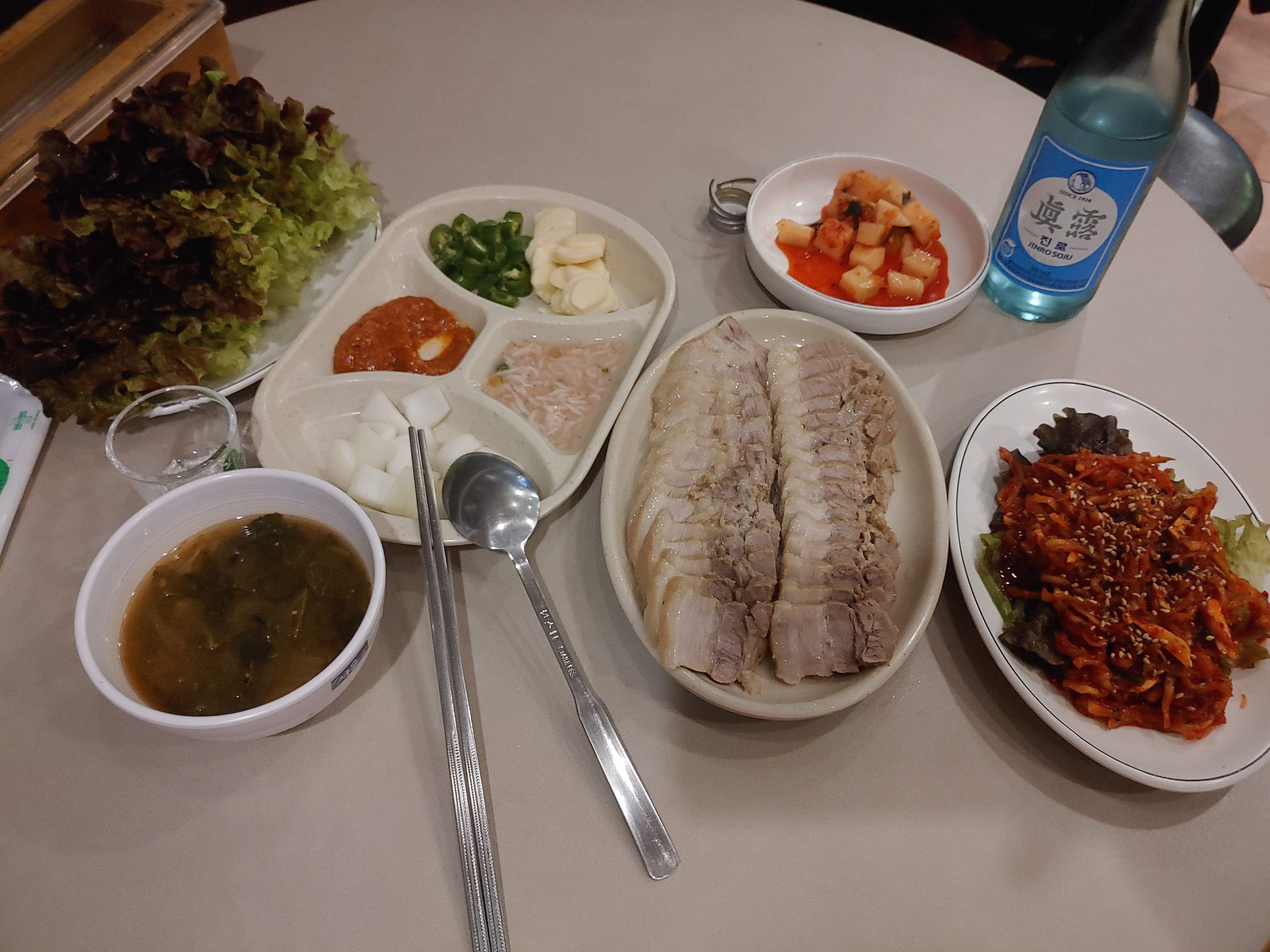 보쌈과 소주 맛있는 한방족발보쌈