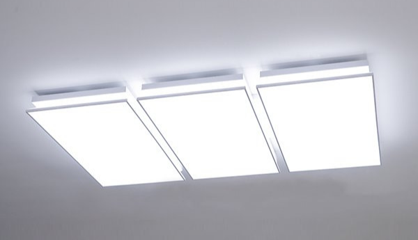LED 조명 : 천장에 LED 조명 3개가 부착되어 있다