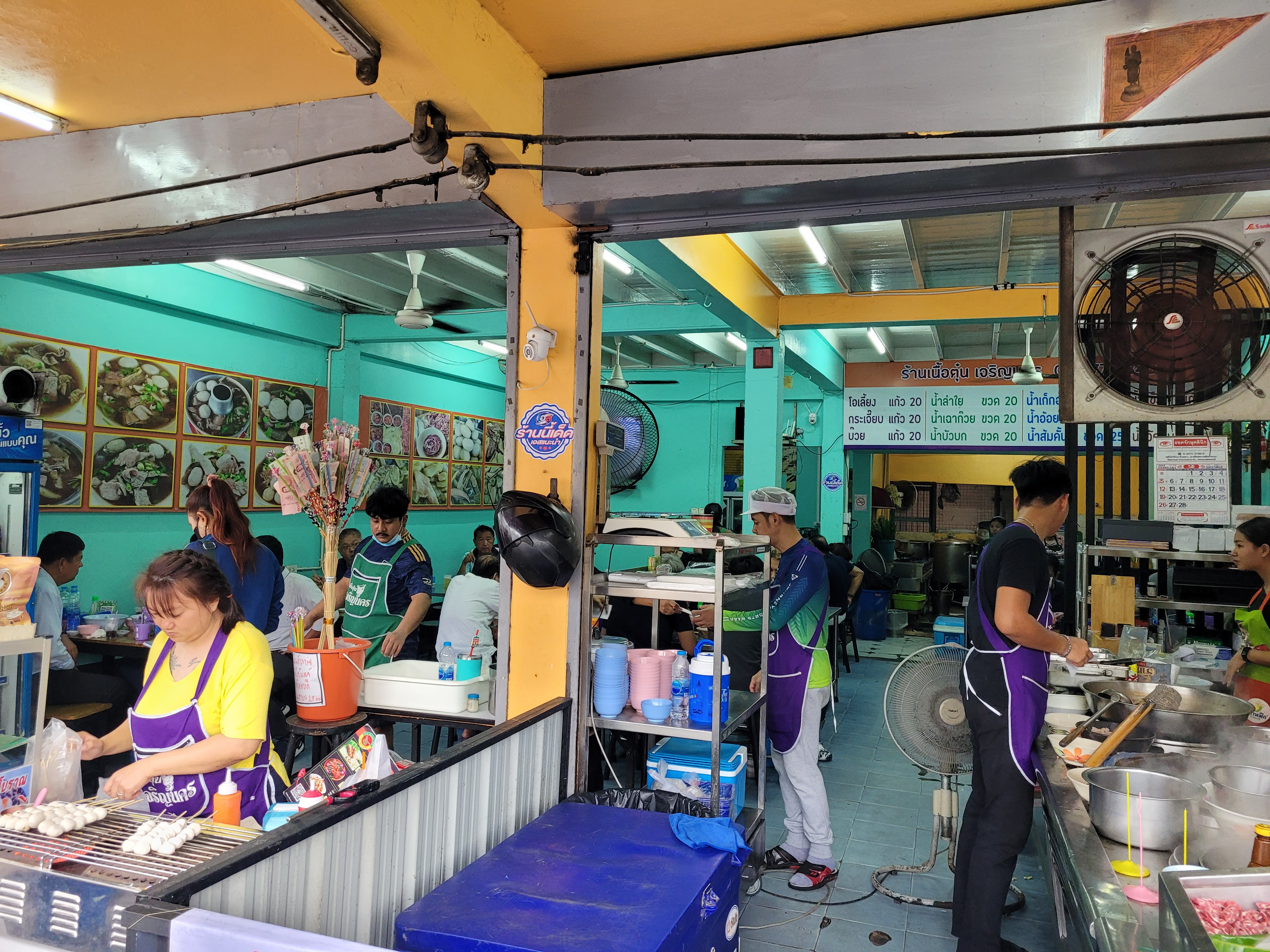 음식 준비로 분주한 갈비국수