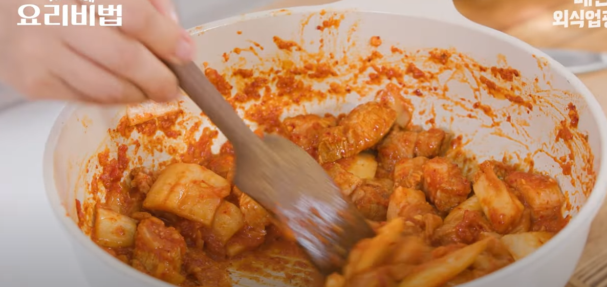  김치찌개 맛있게 만드는 방법 돼지고기 듬뿍 묵은지 김치찌개 맛있게 끓이는 법 