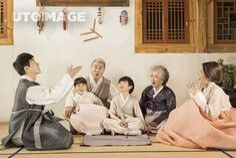 윷놀이하며-놀고있는-가족