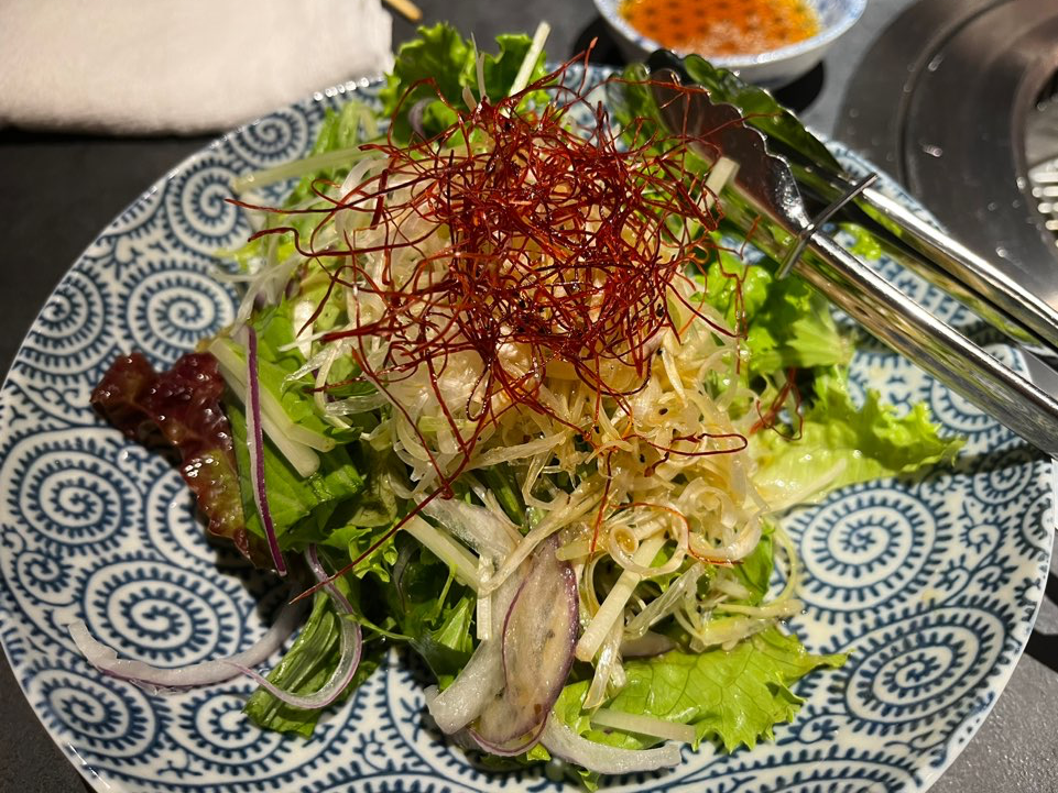 빨간-실고추-고명이-올려진-샐러드