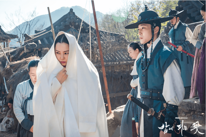 밤에 피는 꽃 서로 모르는 체하는 수호와 여화