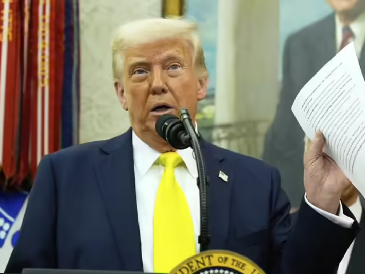 도널드 트럼프 '크고 아름다운 법안' 은 무엇인가?
트럼프가 독립기념일에 맞춰 &ldquo;미국 역사상 최대 규모의 감세와 국경보안 투자, 그리고 복지 축소까지...&rdquo; 트럼프가 서명한 OBBBA, 서명한 법안을 들고 있다