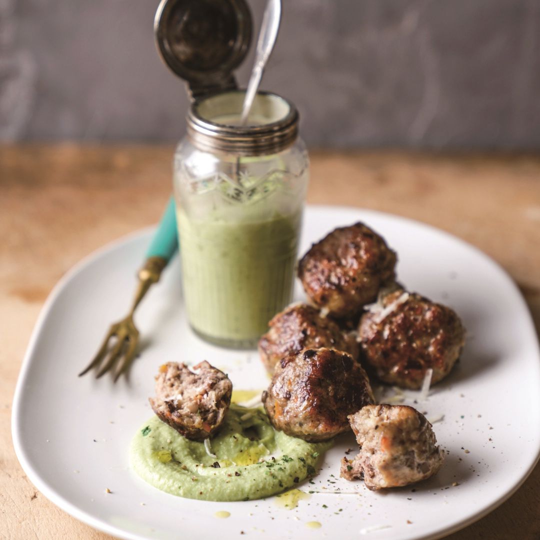 아보카도-디핑소스가-뿌려진-동그랑땡