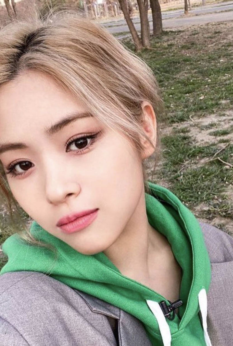 공원에서 사진 잇지 멤버 류진