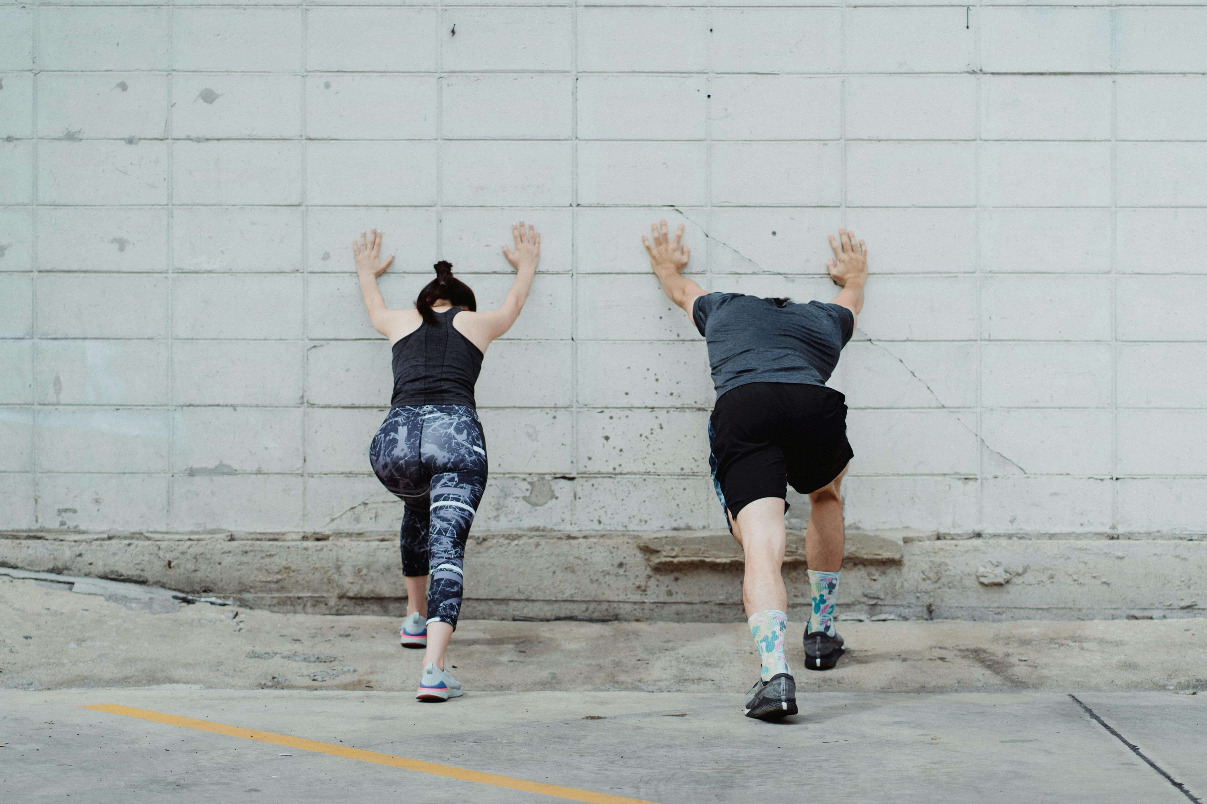 관절 스트레칭 중 종아리 늘리기