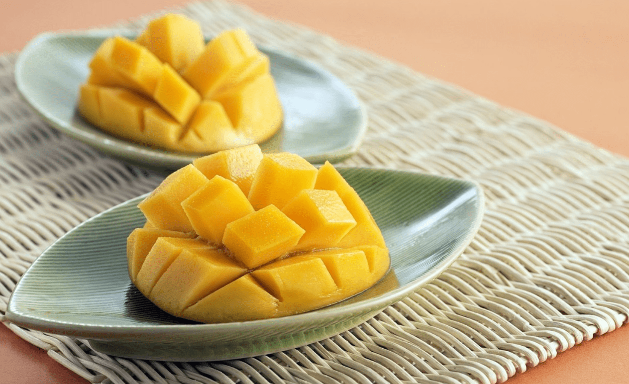 접시 위에 망고