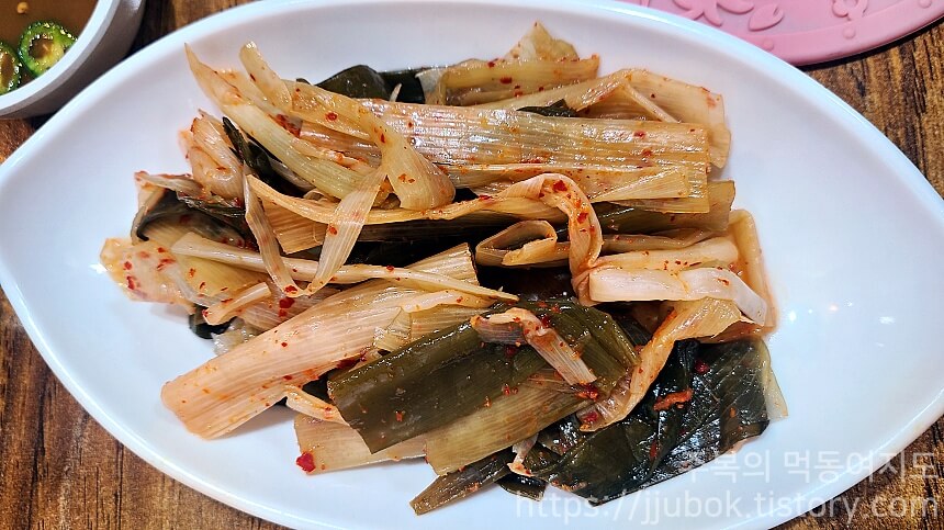 황소고집-돌곱창-밑반찬-파김치