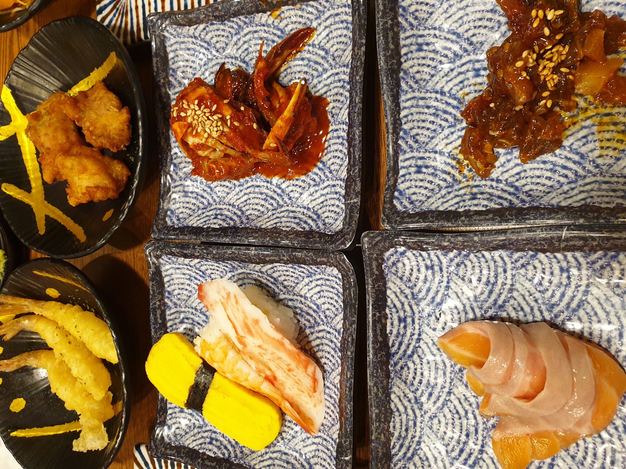 네모난 접시위에 연어, 계란초밥과 새우초밥