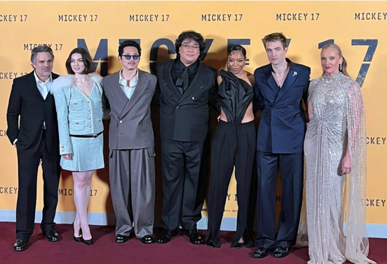 영화 미키 17여 감독. 주연배우 이미지 포스터