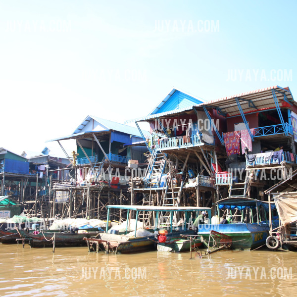 캄보디아 톤레삽 호수의 수상가옥 풍경.