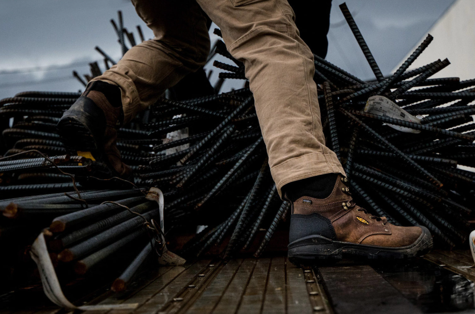 킨 등산화 신은 활동적인 포즈의 남성 사진