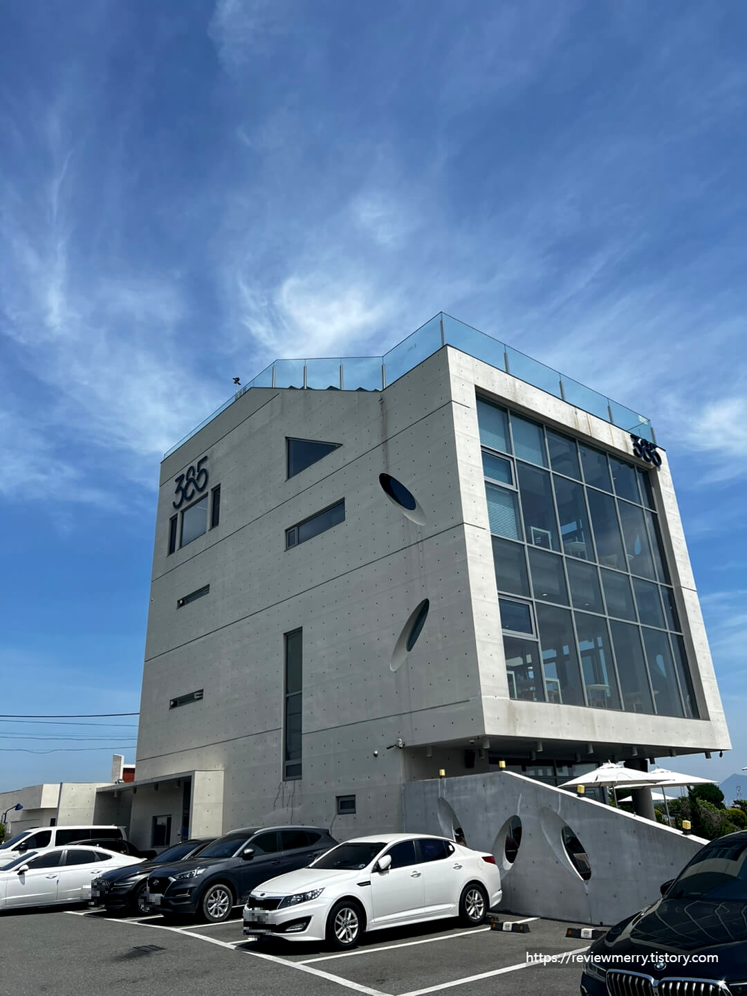 카페 외부 및 주차장