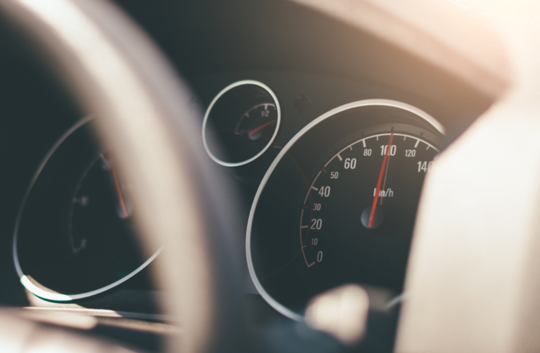 자동차 계기판의 모습