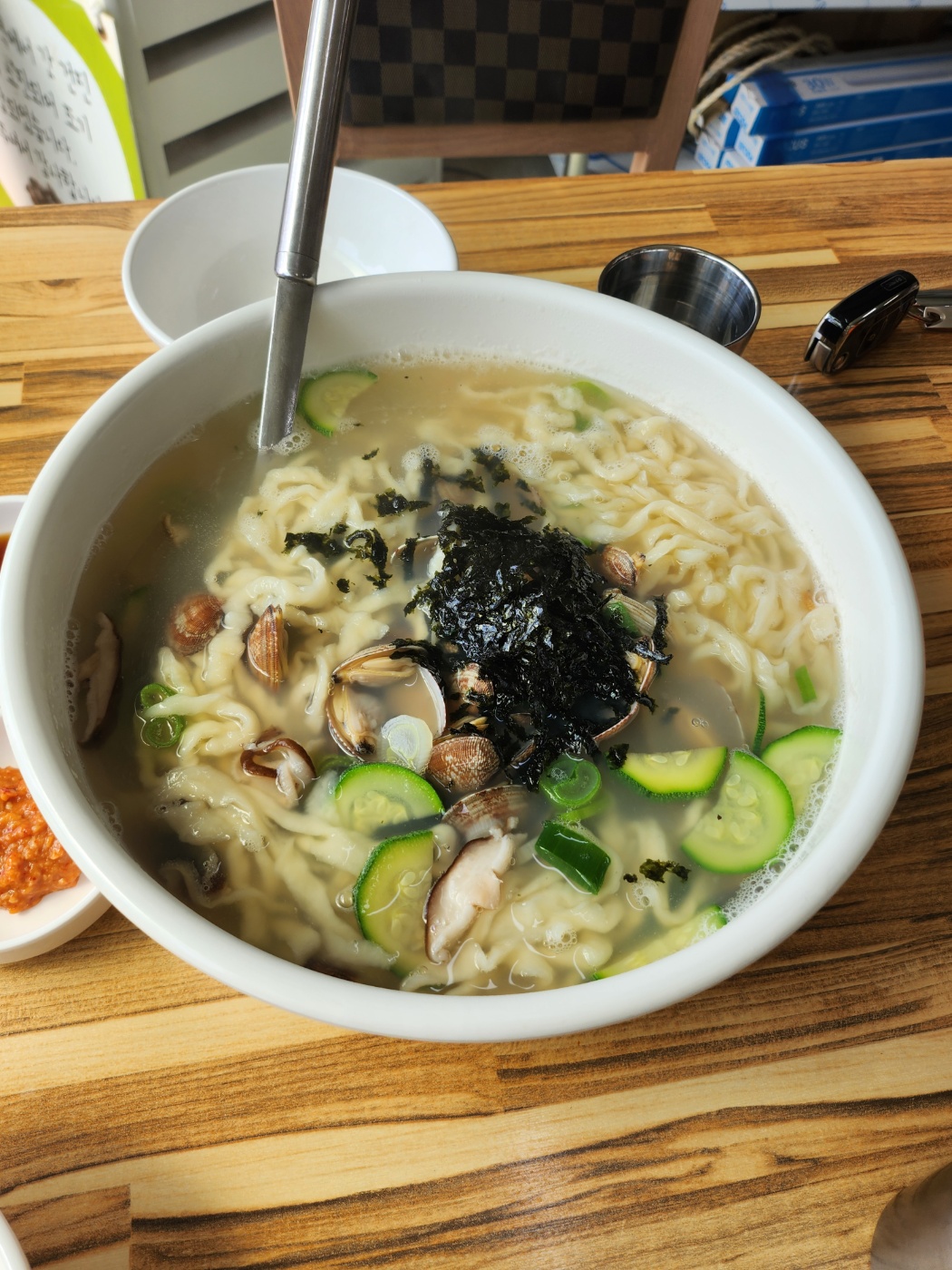 오뚝이-바지락-칼국수-음식-사진