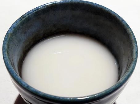 잔 속에 막걸리