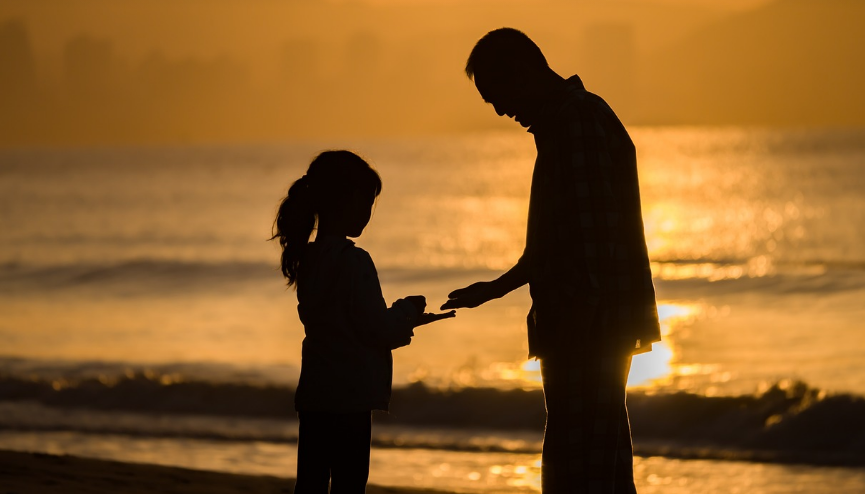 바닷가 저녁노을 속의 아빠와 딸
