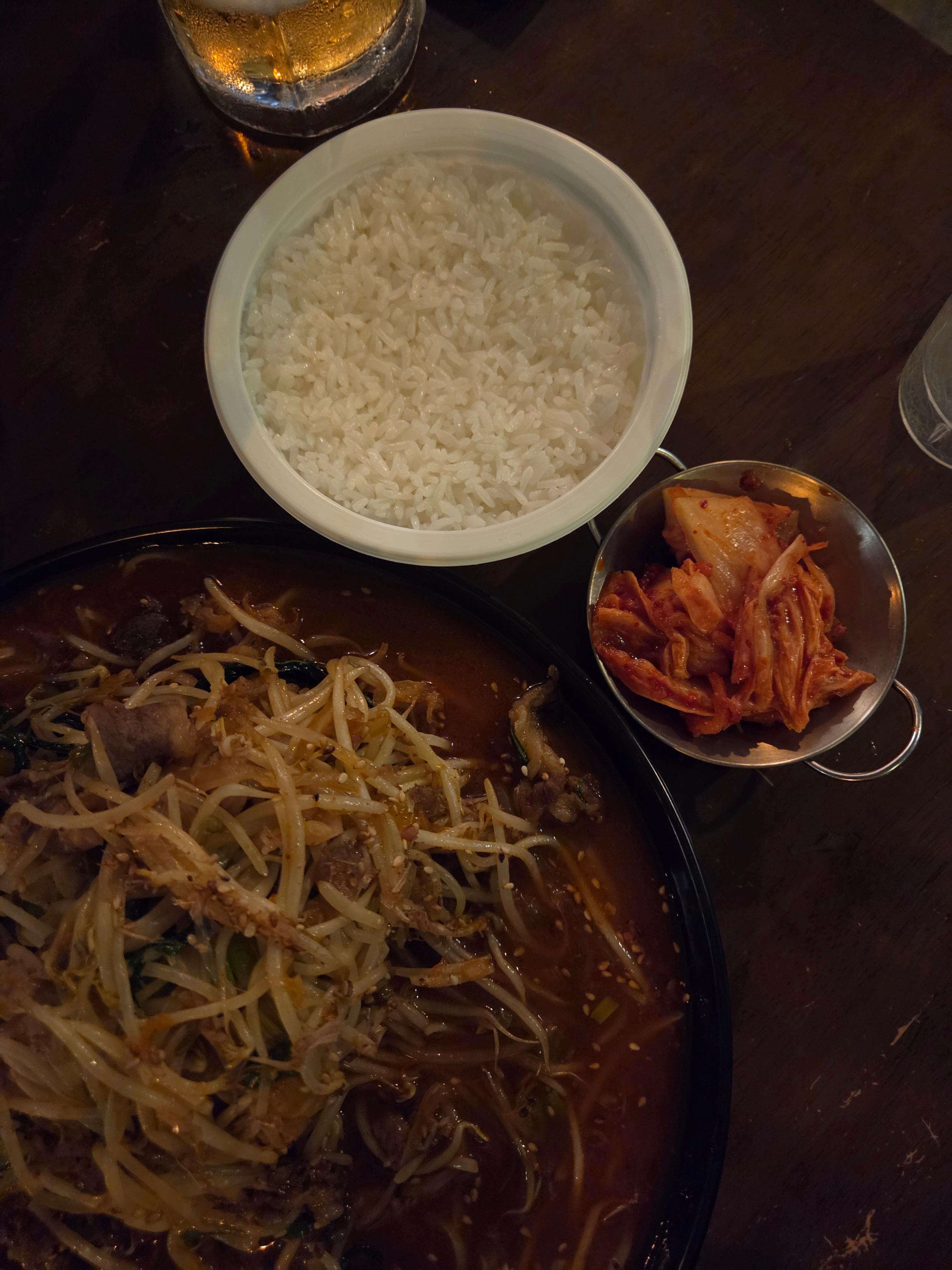 오가다 우삼겹숙주볶음 – 고소한 우삼겹과 아삭한 숙주, 햇반과 함께 즐기기 좋은 메뉴