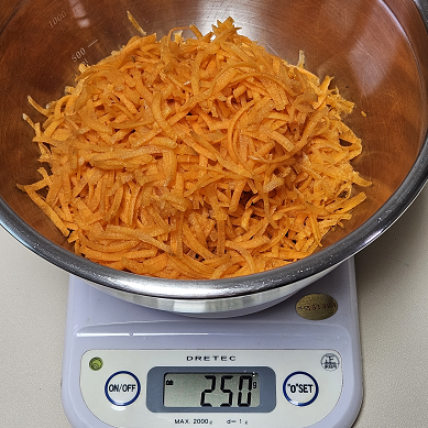 당근을 채 썰어서 저울 위에 올려두었다